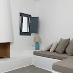 מלון דירות Archon Seaside Retreat 4*