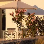 Archon Seaside Retreat מלון דירות 4*